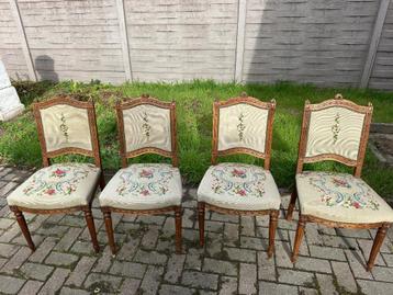 4 antieke stoelen met borduursel – elegant & stevig beschikbaar voor biedingen