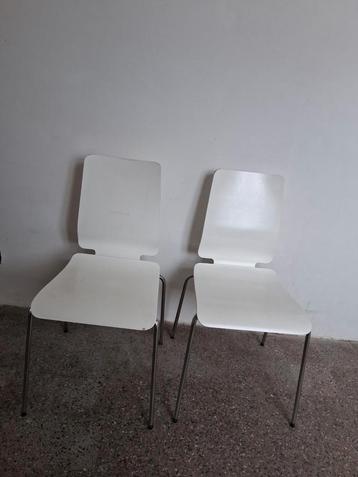 2 witte houten stoelen beschikbaar voor biedingen
