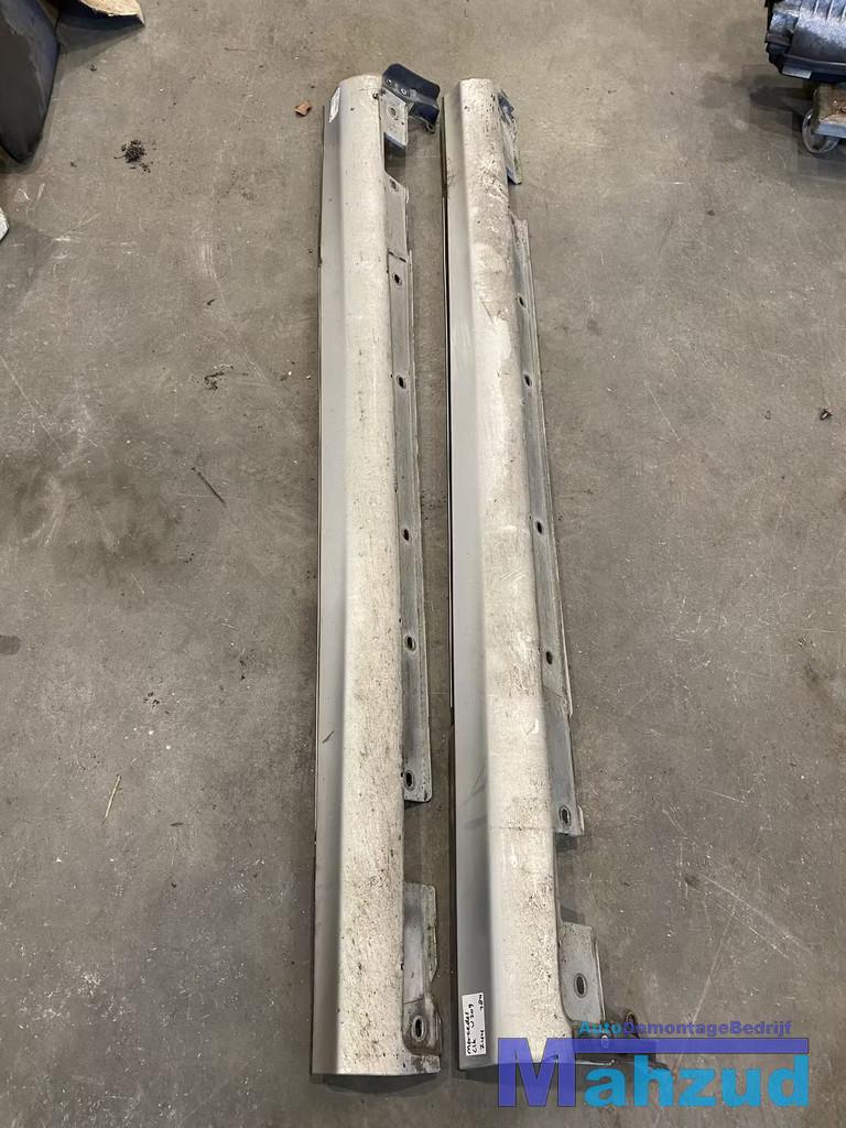 MERCEDES CLK W209 C209 Grijs 744 Zijskirt, Mercedes-Benz AG, Mercedes-Benz, Utilisé, Mercedesstrasse 120
70372  Stuttgart, DE