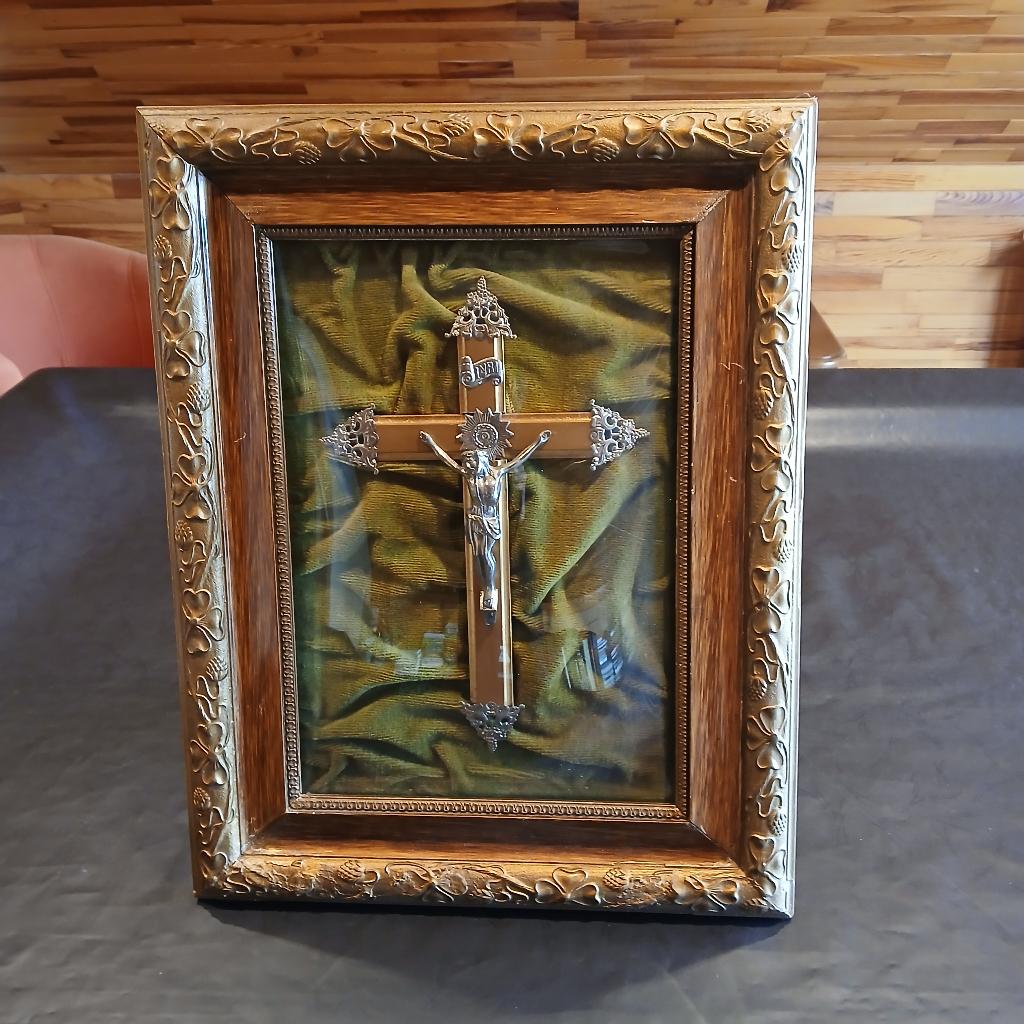 Antiek kruisbeeld achter glas, Antiek en Kunst, Antiek | Religieuze voorwerpen, Ophalen