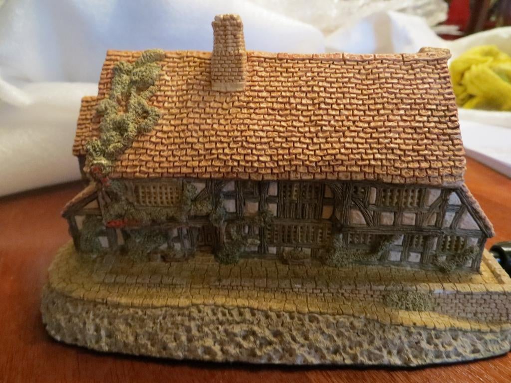 miniature CROWN INN - David Winter Cottages, Collections, Statues & Figurines, Comme neuf, Autres types, Enlèvement ou Envoi