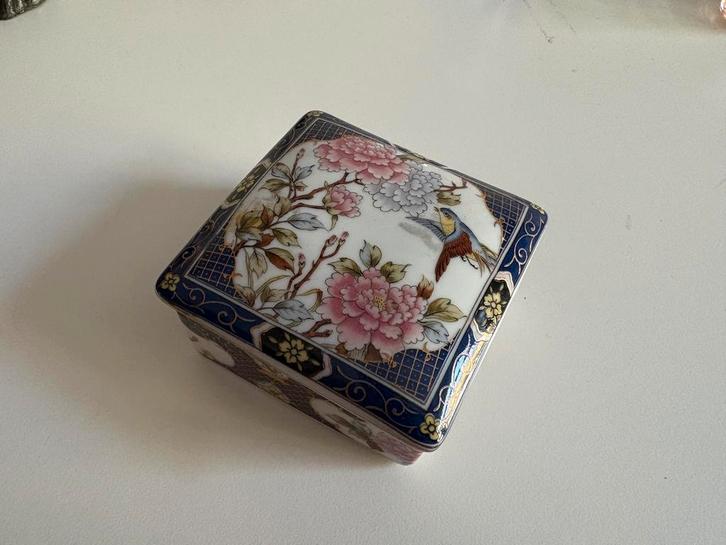 Boîte porcelaine japonaise signée Eiwa Kinsei - Décor Imari, Bijoux, Sacs & Beauté, Broches, Comme neuf, Bleu, Enlèvement