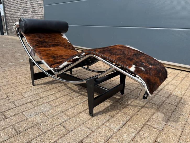 Originele Cassina Lc4 Le Corbusier Cowskin nog in NIEUWstaat, Huis en Inrichting, Zetels | Zetels en Chaises Longues, Ophalen of Verzenden
