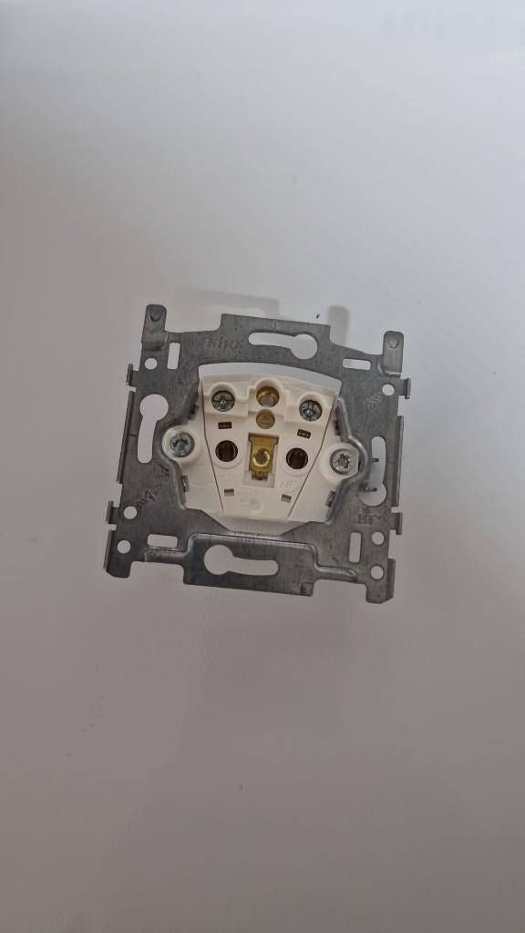 Niko stopcontact zonder aardingspin 21mm (170-31100) 2 stuks, Doe-het-zelf en Bouw, Ophalen, Nieuw, Stopcontact