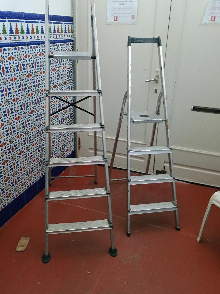 2 ECHELLES 6  MARCHES ET 4 MARCHES, Enlèvement, Utilisé, Échelle, Pliable ou rétractable/escamotable