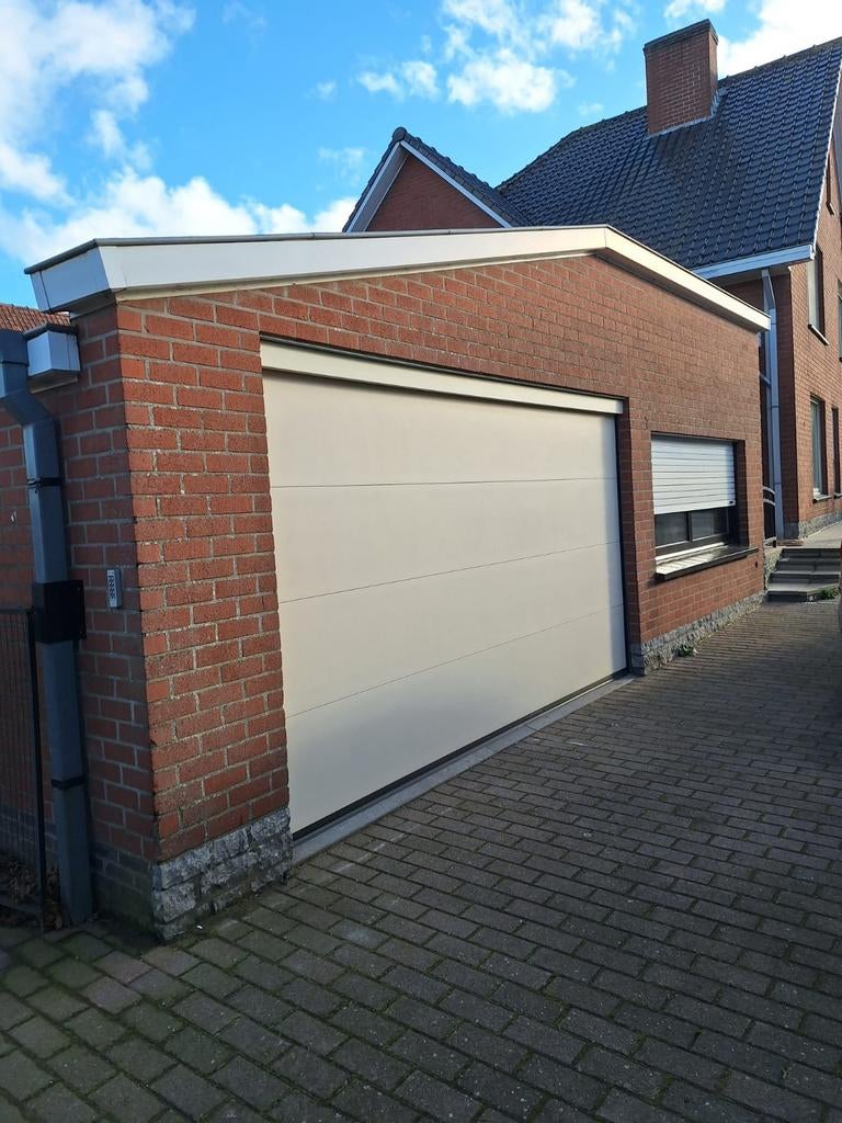 Elektrische garagepoort in uitstekende staat