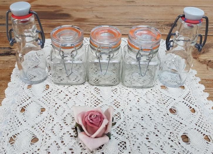 3 Mini weckpotjes + 2 mini beugelflesjes met porseleinen dop, Antiquités & Art, Curiosités & Brocante, Enlèvement ou Envoi