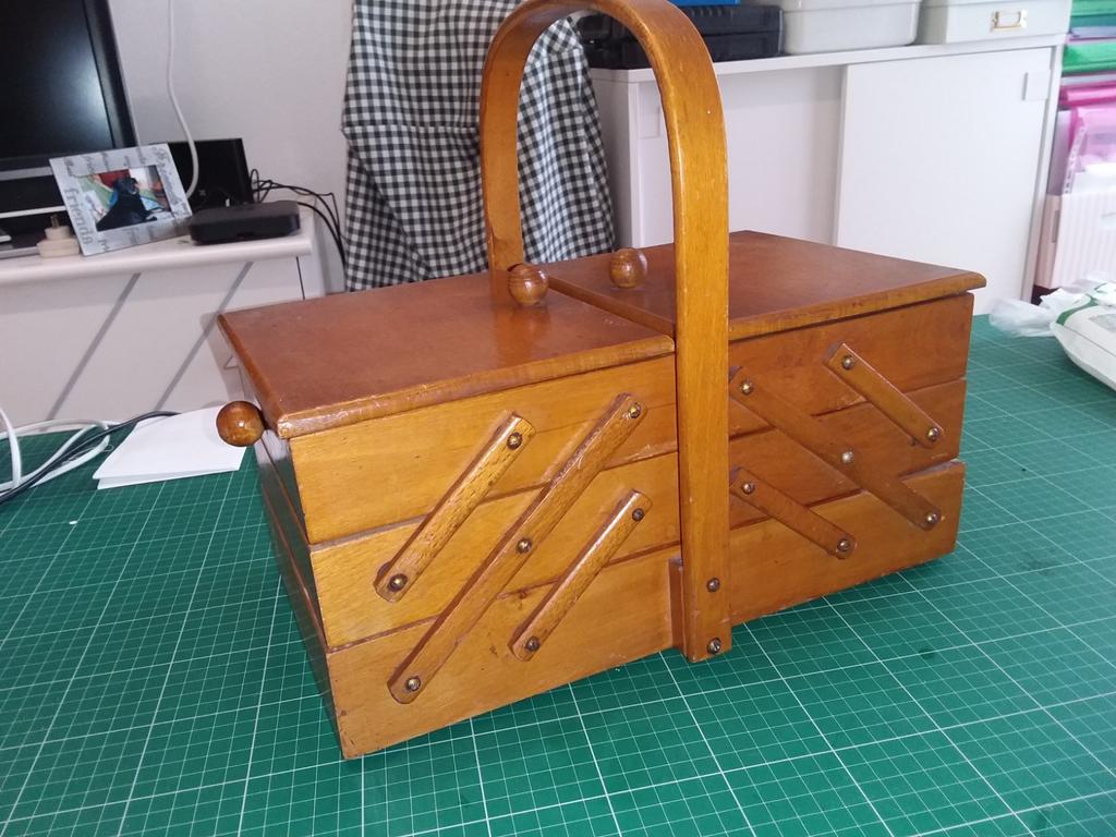 Originele naaidoos,  zeker 70 jaar oud..., Ophalen