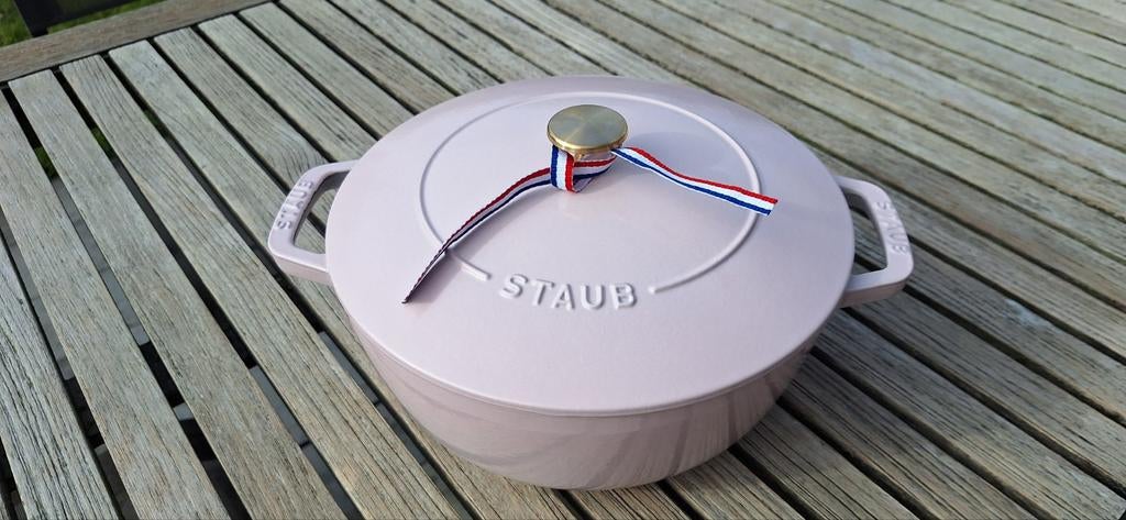 Staub cocotte 24cm roze nieuw en ongebruikt, Gietijzer, Nieuw, Ophalen of Verzenden, Keramische plaat