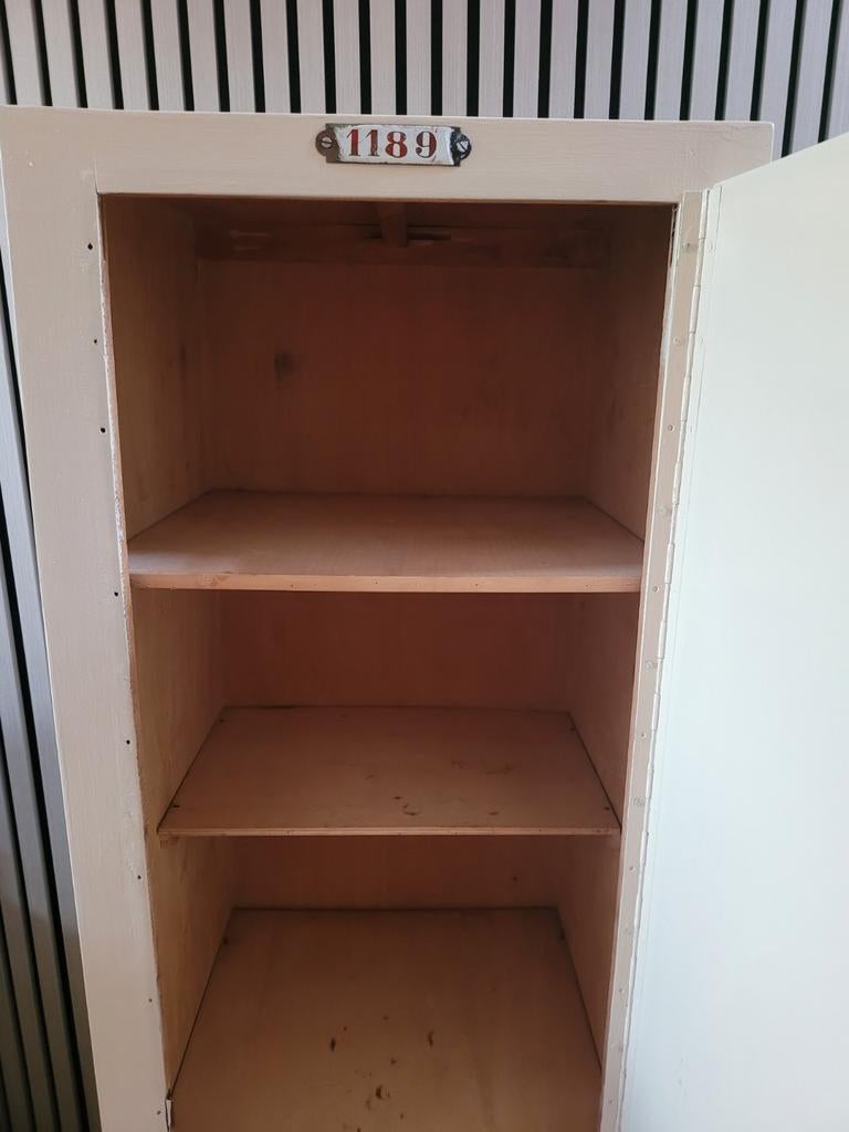 Armoire de cuisine vintage avec plaque numérotée émaillée, Enlèvement