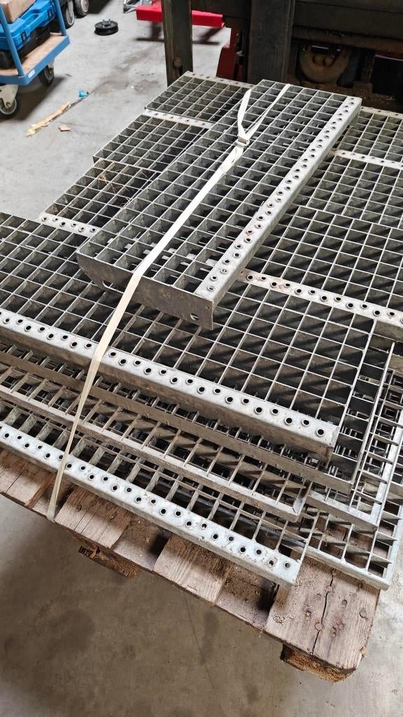Lot metalen wafelroosters trap treden verzinkt, Doe-het-zelf en Bouw, Ladders en Trappen, Ophalen, Nieuw, Trap, 2 tot 4 meter