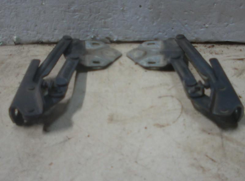 CHARNIERE DE CAPOT set Caddy III (2KA,2KH,2CA,2CH), Nijverheidstraat 1a 1a
5405 AJ  UDEN, NL, Utilisé, Dhr. R. Verberk, Info@VerberkAutodemontage.nl