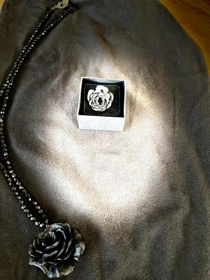 Ensemble collier + bague Les Bijoux de Sophie — rose noire, Bijoux, Sacs & Beauté, Colliers, Comme neuf, Noir, Avec pendentif