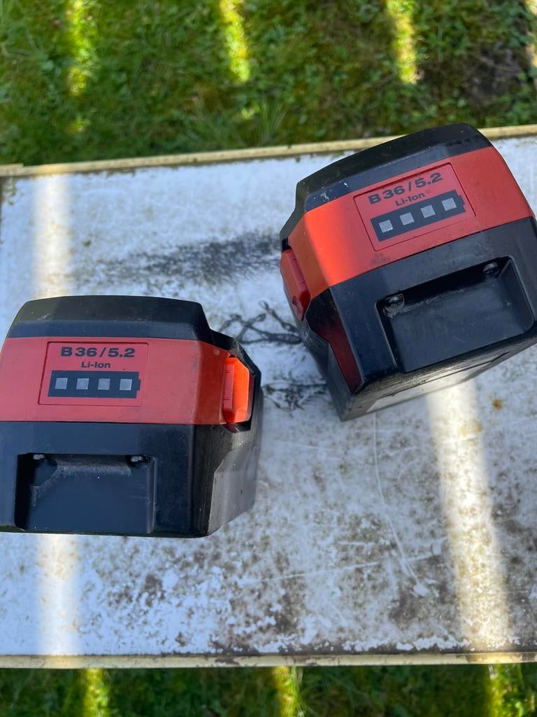 hilti oplader met 2 baterij 36v, Ophalen of Verzenden, Zo goed als nieuw