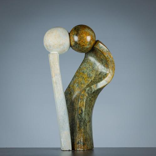 Two loving people - beeld van serpetine steen, Antiek en Kunst, Curiosa en Brocante, Ophalen of Verzenden