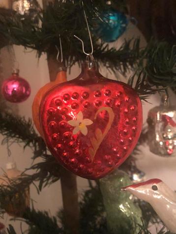 Ajeko rood hart met handbeschilderde bloem beschikbaar voor biedingen