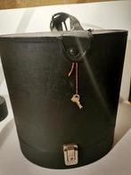 Ancienne boîte à chapeaux avec clé, Envoi