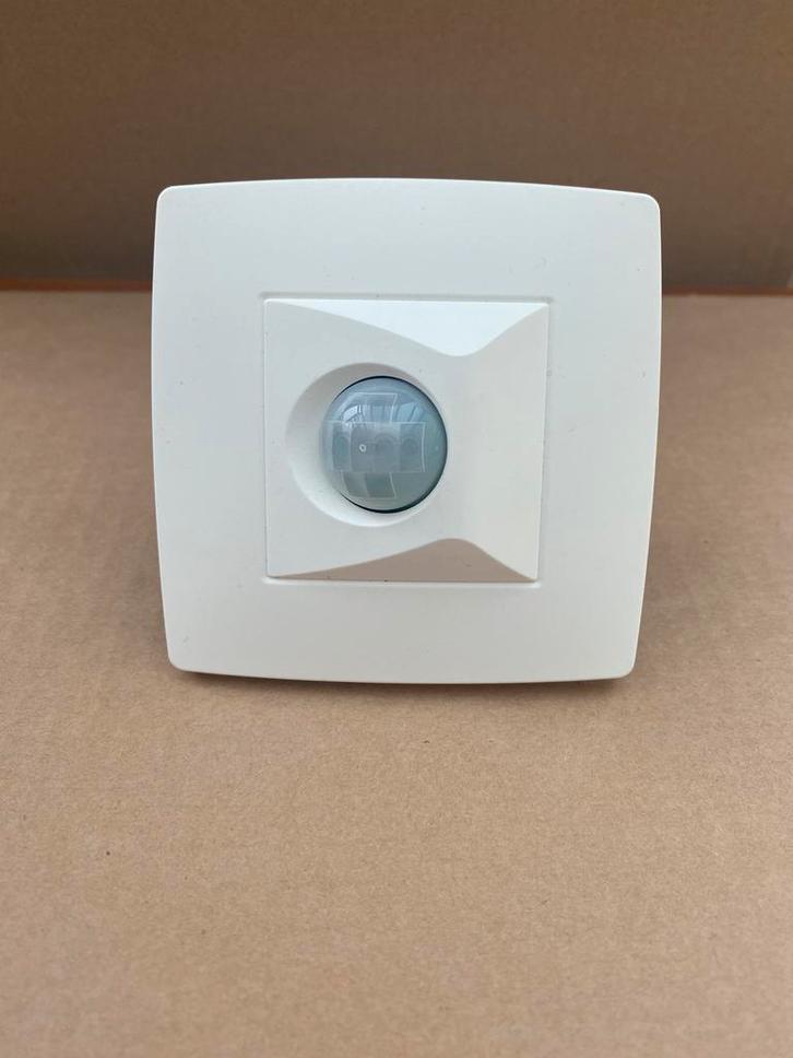 Détecteur de mouvement blanc Niko, Doe-het-zelf en Bouw, Elektriciteit en Kabels, Nieuw, Ophalen