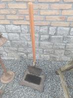 Gietijzeren laarzenvegers met ingebouwde spade, Ophalen