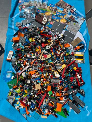 Leuk lot Lego blokken met handleidingen en figuren beschikbaar voor biedingen