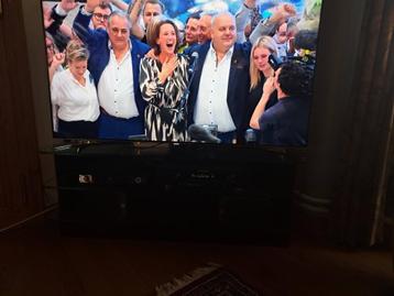 MODERN GLAZEN TV KAST IN NIEUWSTAAT beschikbaar voor biedingen