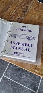 2 stuks: Map Pontiac Firebird Assembly Manual en boek (soft), Ophalen of Verzenden, Gelezen, Overige merken