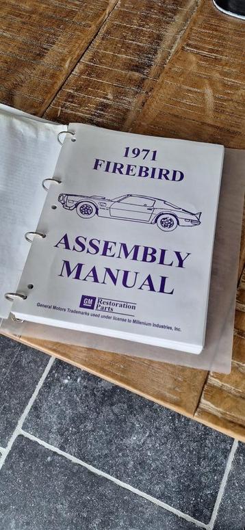 2 stuks: Map Pontiac Firebird Assembly Manual en boek (soft) beschikbaar voor biedingen