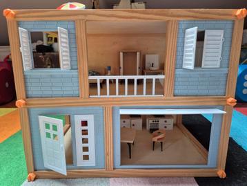 Poppenhuis met 2 lagen en accessoires beschikbaar voor biedingen