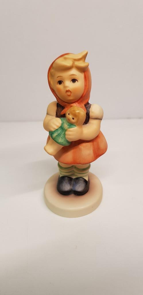 Hummel 239/B ‘Girl with Doll’ - TMK 7, Verzamelen, Beelden en Beeldjes, Zo goed als nieuw, Hummel, Ophalen of Verzenden