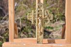 crucifix mural en laiton ajouré, Enlèvement ou Envoi