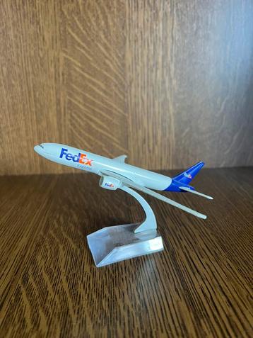 Miniatuur vliegtuig FedEx op voet