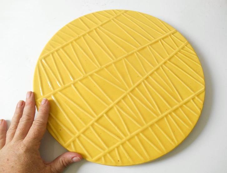 Assiette à fromage vintage en faïence jaune paille, Antiquités & Art, Antiquités | Céramique & Poterie, Enlèvement ou Envoi