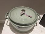 NIEUWE Staub La Cocotte in de kleur Eucalyptus 28 cm, Huis en Inrichting, Keuken | Potten en Pannen, Gietijzer, Nieuw, Ophalen of Verzenden