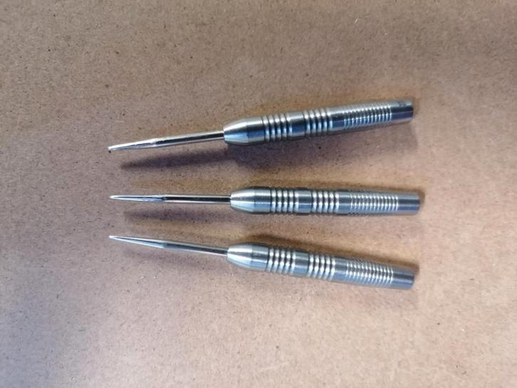 2 sets dartpijlen, Sport en Fitness, Darts, Zo goed als nieuw, Flights, Ophalen of Verzenden