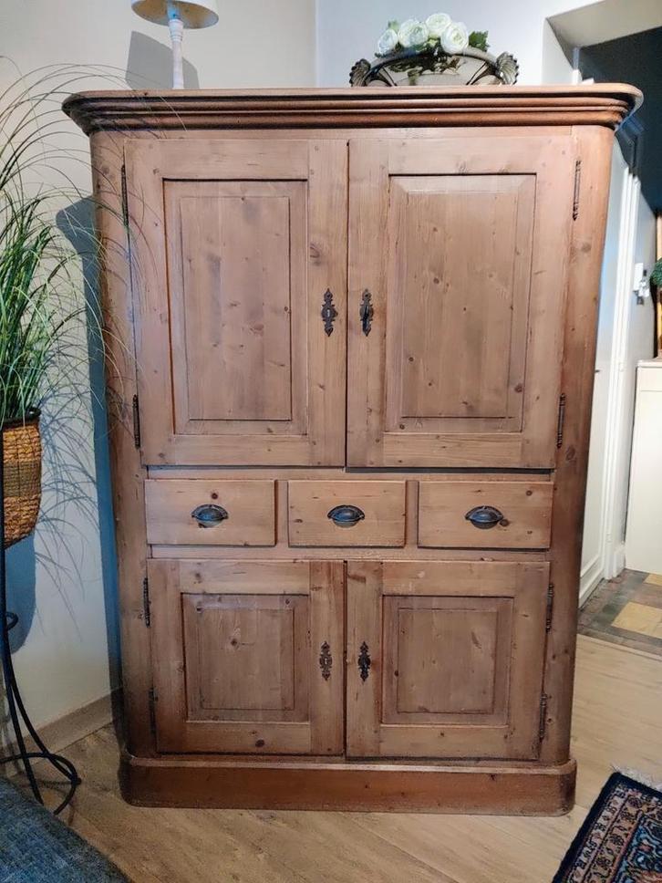 Degelijke houten hoekkast - 1,61 meter hoog., Huis en Inrichting, Kasten | Buffetkasten, Zo goed als nieuw, Ophalen