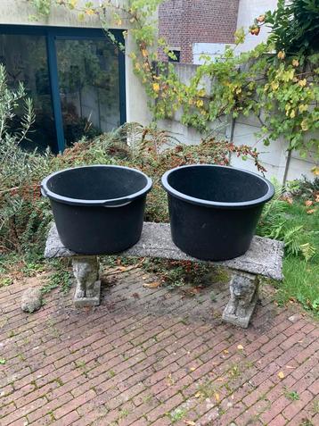 Twee grote mortelbakken /cementbakken beschikbaar voor biedingen