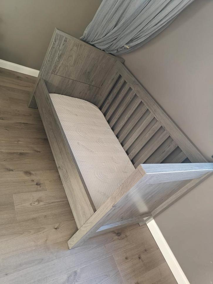 Babykamer tekoop incl kast,commode ,matras, Kinderen en Baby's, Kinderkamer | Bedden, Matras, Ophalen