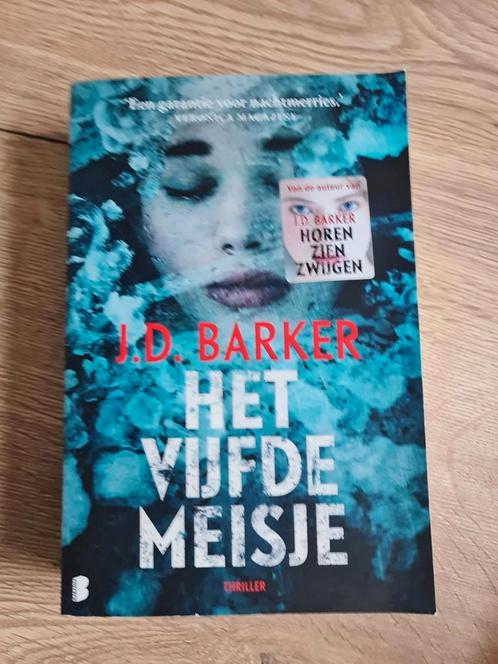 Boek : het vijfde meisje / J.D. Barker, Livres, Thrillers, Comme neuf, Enlèvement ou Envoi