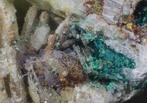 Pseudo CHRYSOCOLLA na AGARDIET + CORNWALLIET + FLUORIET., Ophalen of Verzenden, Mineraal