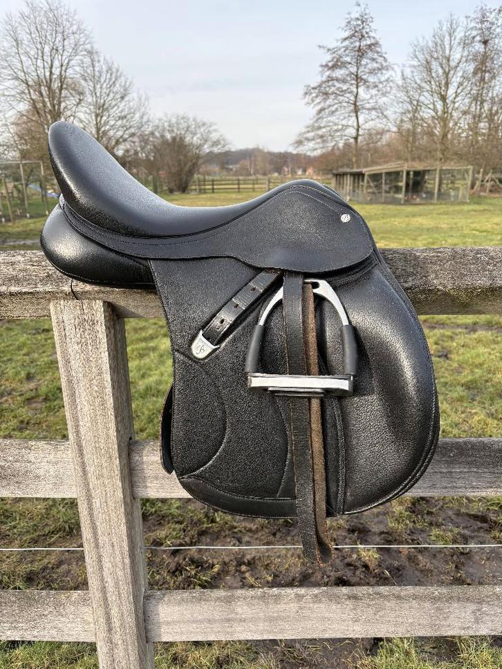 Zadel Bates veelzijdig dubbel leder 17", Dieren en Toebehoren, Paarden en Pony's | Zadels, Zo goed als nieuw, Recreatie, Ophalen