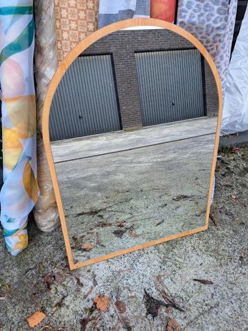 Mooie spiegel op houten plaat beschikbaar voor biedingen