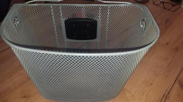 Nieuw fietsmandje met bevestiging beschikbaar voor biedingen