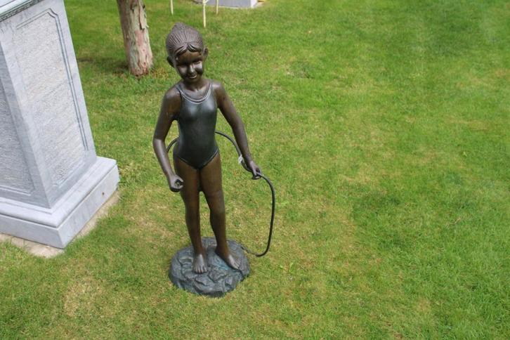 Meisje met bronzen waterpijp, waterstraal., Tuin en Terras, Waterpartijen en Fonteinen, Zo goed als nieuw, Waterornament, Overige materialen