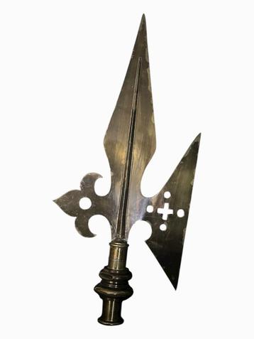 Hellebaard: 18e-eeuwse middeleeuwse replica beschikbaar voor biedingen