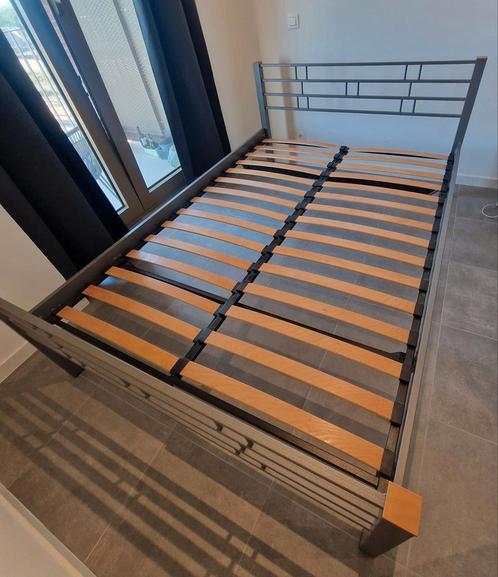 Modern en stevig metalen bedframe – 140x200 cm, Huis en Inrichting, Slaapkamer | Bedden, Zo goed als nieuw, Tweepersoons, 140 cm