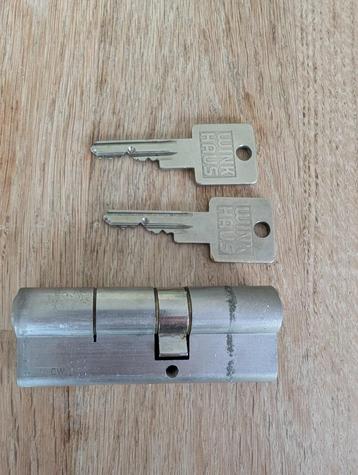 Cilinderslot Winkhaus met 2 sleutels beschikbaar voor biedingen