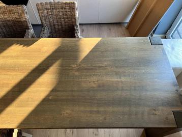 Eettafel massief hout beschikbaar voor biedingen