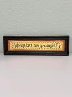 Vintage Houten Bordje – “Always kiss me goodnight!” – 40 cm, Huis en Inrichting, Ophalen of Verzenden, Zo goed als nieuw