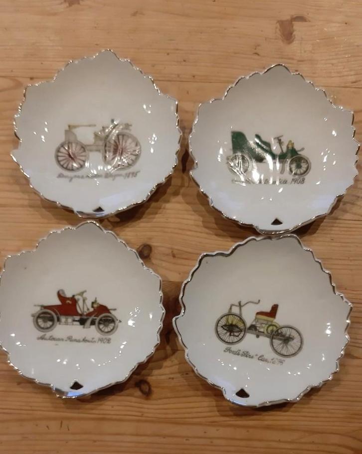4 plats/cendriers vintage  avec véhicules anciens, Antiquités & Art, Curiosités & Brocante, Enlèvement ou Envoi