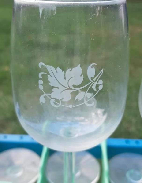 21 wijnglazen met wijnbladgravure, Verzamelen, Glas en Drinkglazen, Gebruikt, Overige typen, Ophalen